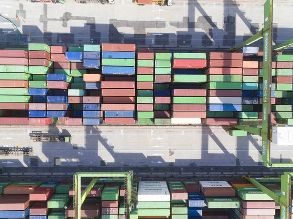 Kaohsiung, Tayvan-Temmuz 10:Stacks kapları 10 Temmuz 2017 terminalde Kaohsiung Harbor.