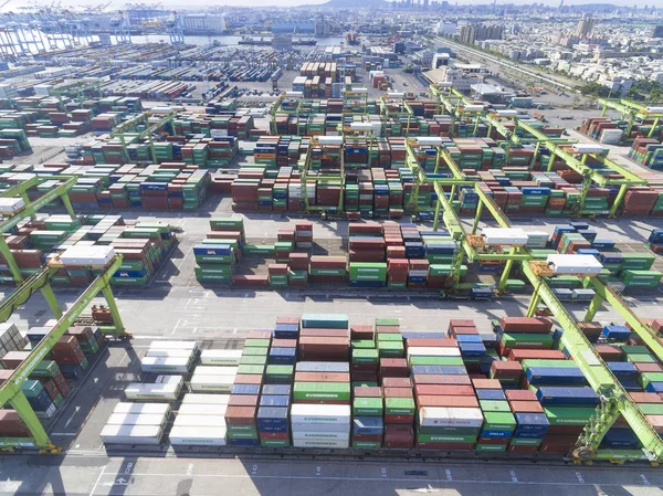 Kaohsiung, Tajwan-Lipiec 10:Stacks kontenerów Terminal na 10 lipca 2017 w Kaohsiung port. — Zdjęcie stockowe