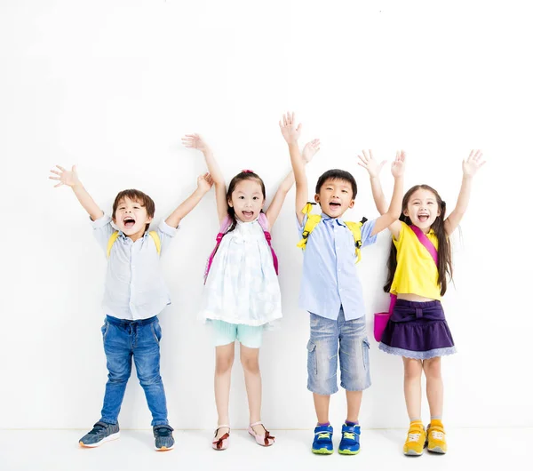 Grupo de crianças sorridentes felizes levantar as mãos — Fotografia de Stock