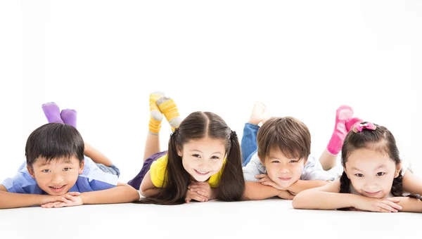 Glückliche Kinder auf dem Boden liegend — Stockfoto