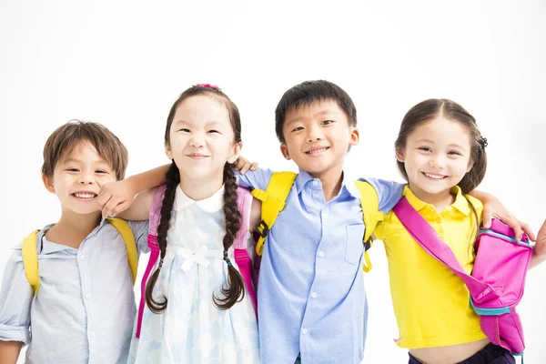 Grupp av glada leende barn står tillsammans — Stockfoto