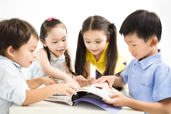 Groep van school-kids samen studeren — Stockfoto