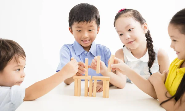 Crianças felizes jogando brinquedo bloco — Fotografia de Stock