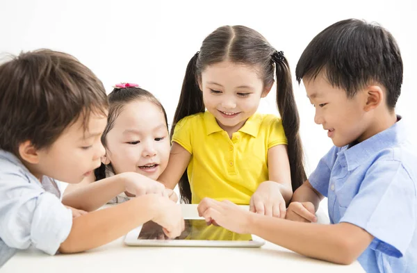 Groep van school-kids studeren met tablet — Stockfoto