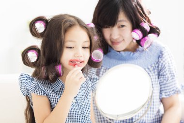 Küçük kız makyaj anneler ile oynamak