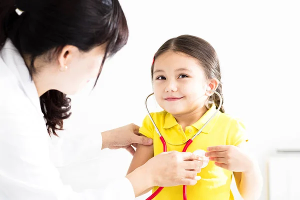 Femme Docteur examen petite fille par stéthoscope — Photo