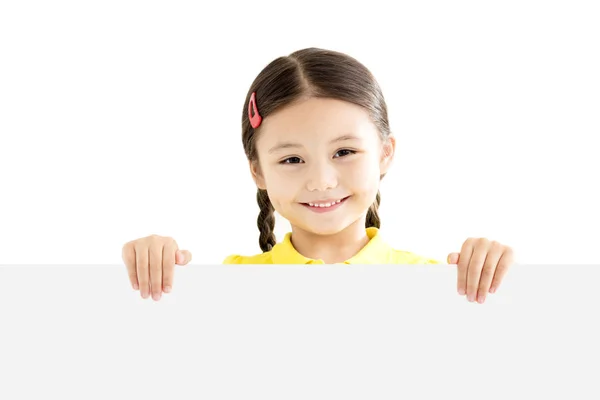 Sonriente niña sosteniendo en blanco tablero blanco — Foto de Stock