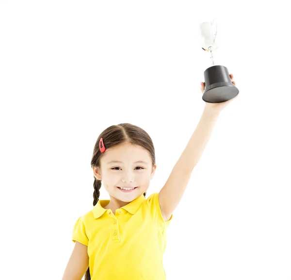 Szczęśliwa dziewczynka Wyświetlono trofeum — Zdjęcie stockowe