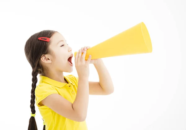 Menina feliz gritando por megafone — Fotografia de Stock