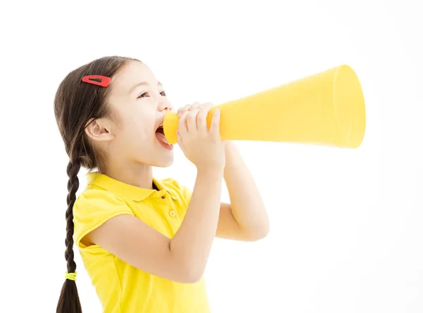 Gelukkig klein meisje schreeuwen door megafoon — Stockfoto