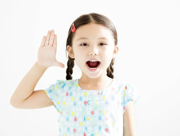 Glückliches kleines Mädchen mit erhobenen Händen — Stockfoto