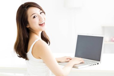 güzel genç gülümseyen kadın dizüstü bilgisayar ile