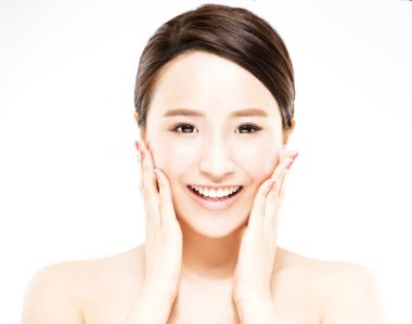 Yakından temiz yüzlü güzel bir genç kadın.