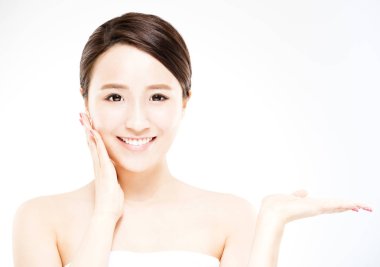 genç kadın güzellik ürünü yandan gösterilen