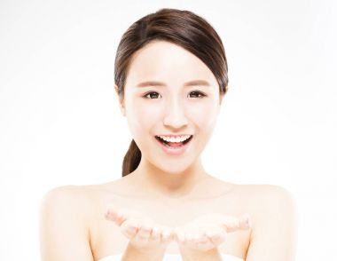 genç kadın güzellik ürünü yandan gösterilen