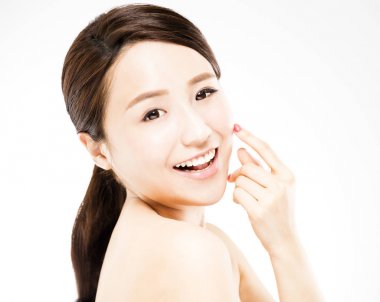 Yakından temiz yüzlü güzel bir genç kadın.