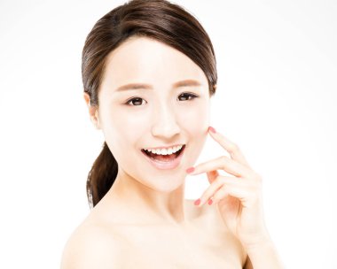 Yakından temiz yüzlü güzel bir genç kadın.