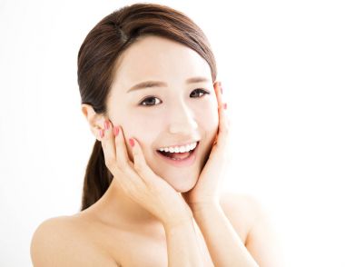 Yakından temiz yüzlü güzel bir genç kadın.