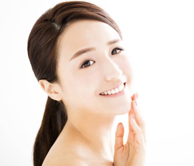 Yakından temiz yüzlü güzel bir genç kadın.