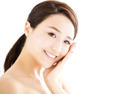 Yakından temiz yüzlü güzel bir genç kadın.