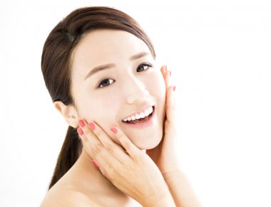 Yakından temiz yüzlü güzel bir genç kadın.