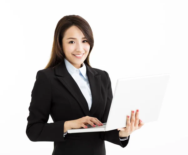 Lachende jonge zakenvrouw met laptop — Stockfoto