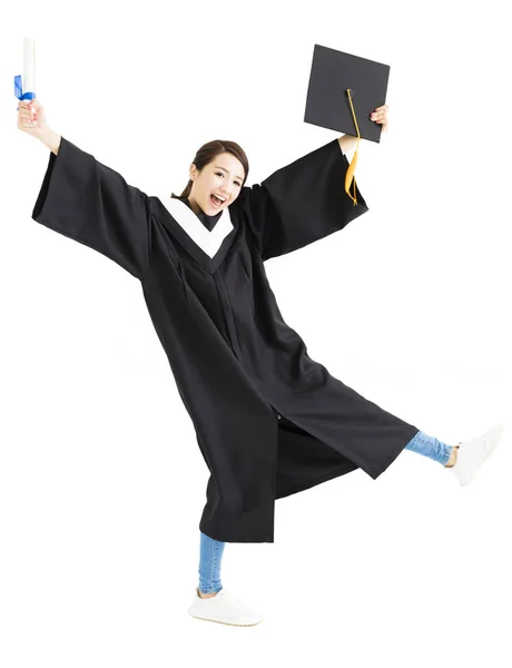 Feliz formatura estudante dançando e mostrando diploma — Fotografia de Stock