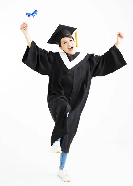 Glad examen student dans och visar diplom — Stockfoto
