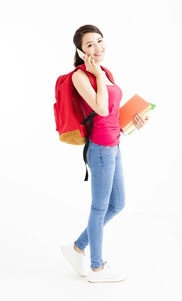 Estudante universitária falando no celular — Fotografia de Stock