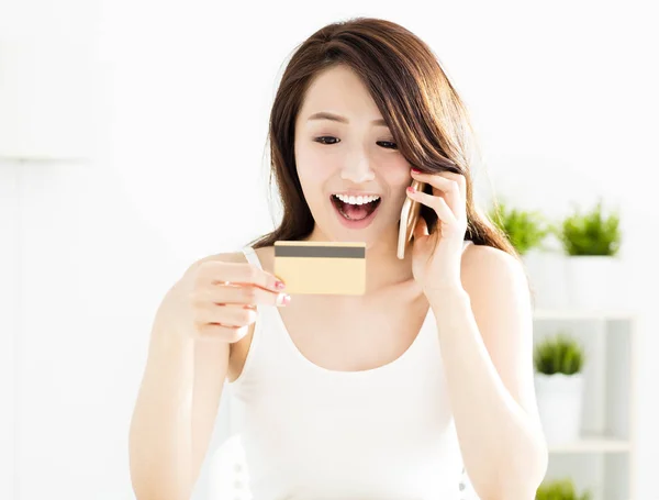 Mujer compra en línea con tarjeta de crédito y teléfono inteligente — Foto de Stock