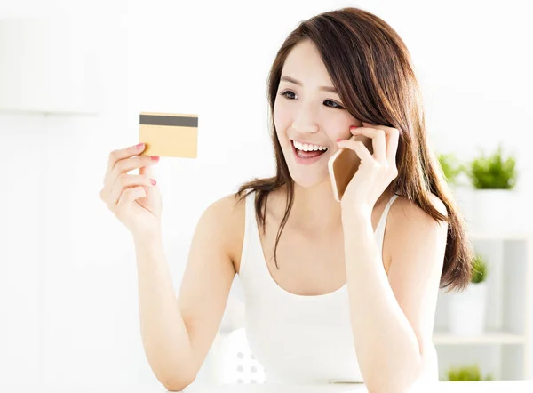 Женщина покупает онлайн с помощью кредитной карты и смартфона — стоковое фото