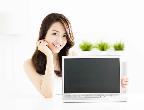 Sorrindo jovem mulher mostrando tela do laptop — Fotografia de Stock