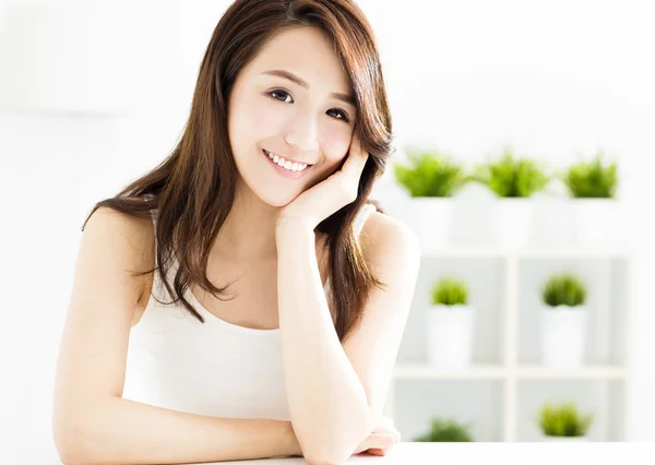 Närbild leende ung kvinna ansikte — Stockfoto