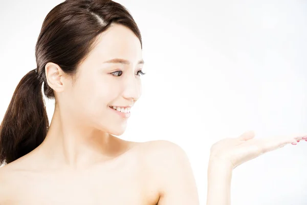 Mujer joven mostrando producto de belleza en la mano — Foto de Stock