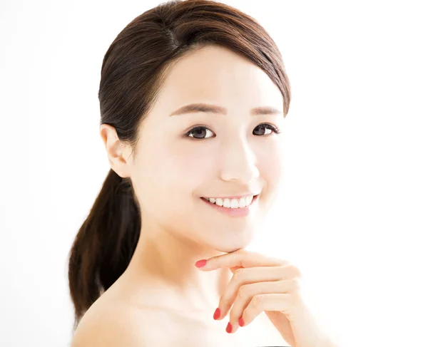 Detailní záběr krásná mladá žena s čistou tváří — Stock fotografie