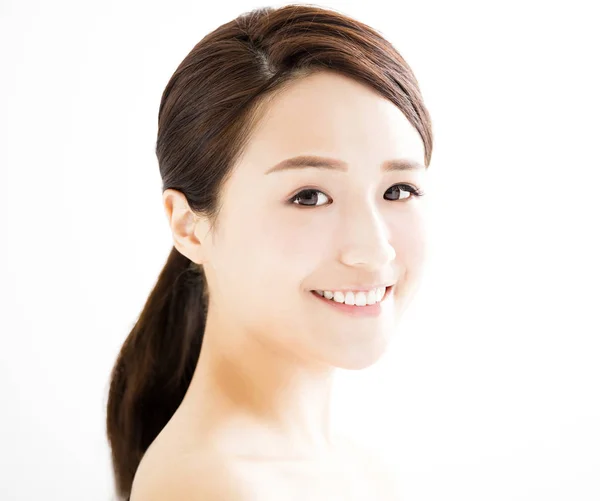Nahaufnahme schöne junge Frau mit sauberem Gesicht — Stockfoto
