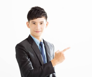 kopya alanı işaret eden işadamı gülümseyen