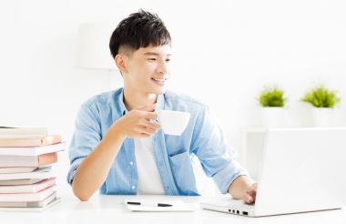 Eğitim ve kahve içme rahat genç adam