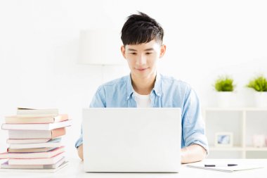 Genç öğrenci oturma odasında