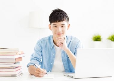 Oturma odasında okuyan genç adam