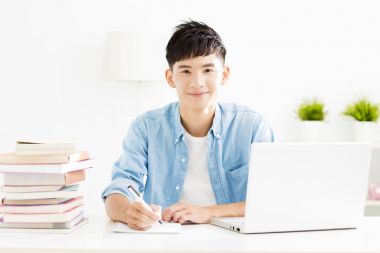 Oturma odasında okuyan genç adam