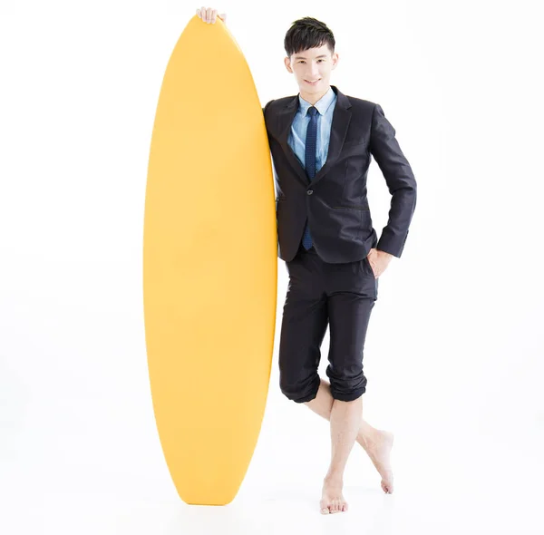 Hombre de negocios con tabla de surf y concepto de vacaciones de verano — Foto de Stock
