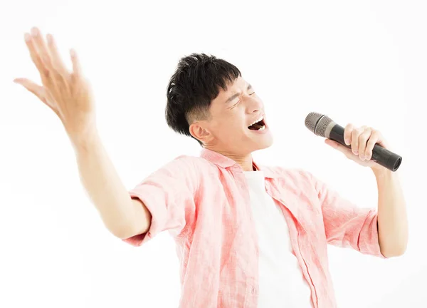 Jovem cantando ao microfone — Fotografia de Stock