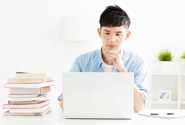 Jeune homme travaillant et étudiant avec ordinateur portable — Photo
