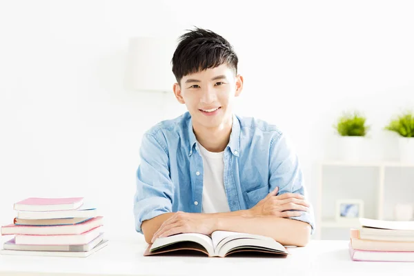 Jongeman studeren in woonkamer — Stockfoto