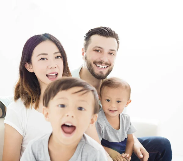 Família de raça mista feliz na sala de estar — Fotografia de Stock