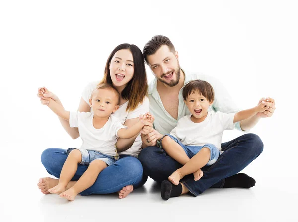 Familia de raza mixta feliz sentado juntos — Foto de Stock