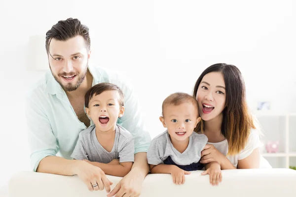 Rodina šťastný Smíšené rasy v obývacím pokoji — Stock fotografie