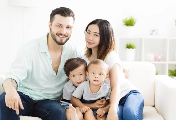 Gelukkig gemengd ras familie in woonkamer — Stockfoto