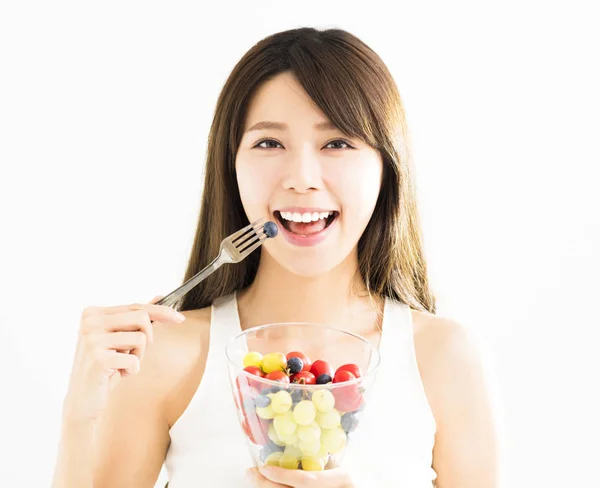 신선한 과일을 먹는 행복 한 젊은 여자 — 스톡 사진